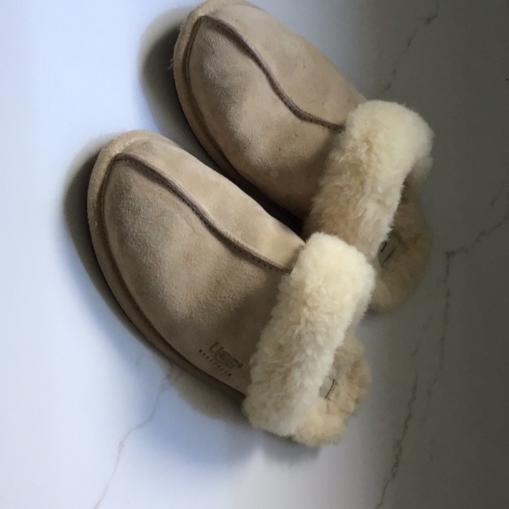 Ugg Womens Slipper - Size 7